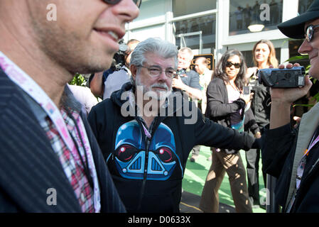 Austin, Texas, USA. 18. November 2012. 18. November 2012, Austin, TX USA: Regisseur und Filmemacher George Lucas (r) im Fahrerlager auf dem Circuit of the Americas verfolgen vor die erste USA-Grand-Prix in Austin, Texas. Stockfoto