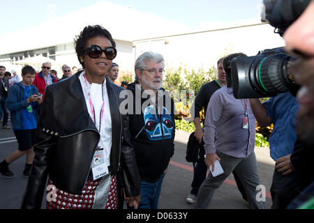 Regisseur und Filmemacher George Lucas (c) mit Freundin Mellody Hudson auf dem Circuit of the Americas in Austin, Texas zu verfolgen. Stockfoto