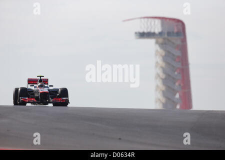 Britischer Fahrer Lewis Hamilton übergibt den Aussichtsturm während der ersten Formel 1 United States Grand Prix in Austin, Texas Stockfoto