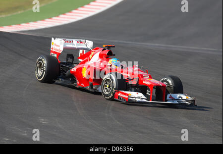 Spanische Formel 1-Fahrer Fernando Alonso Köpfe durch Kurve 1 in der ersten USA-Grand-Prix auf dem Circuit of the Americas Stockfoto