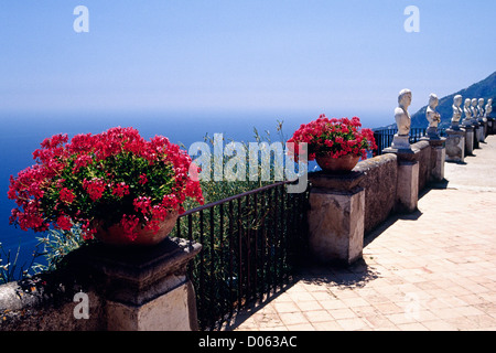 Blumen und Skulpturen auf dem Belvedere der Unendlichkeit, Villa Cimbrone, Kampanien, Italien Stockfoto