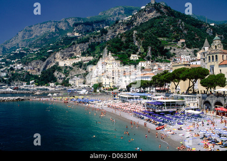 High Angle View eines Strandes an der Amalfiküste, Amalfi, Kampanien, Italien Stockfoto