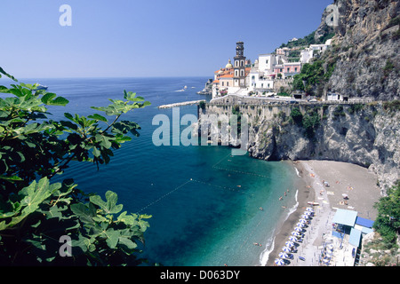 High Angle View of einen Strand an der Küste von Amalfi, Atrani, Kampanien, Italien Stockfoto