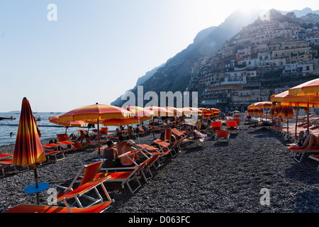 Liegestühle und Sonnenschirme am Strand, Positano, Kampanien, Italien Stockfoto
