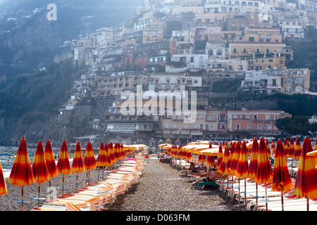 Reihe von Liegestühlen und Sonnenschirmen, Positano Strand, Kampanien, Italien Stockfoto