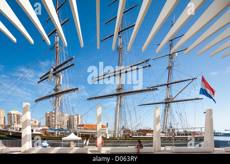 Malaga Spanien Moderne Hafenboulevard Promenade El Palmeral de las Sorpresas mit Clipper Stad Amsterdam Segelschiff Málaga Stockfoto