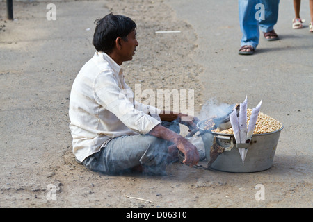 Mann, Verkauf von Süßigkeiten auf Chowpatty Beach in Mumbai, Indien Stockfoto