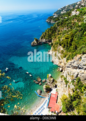 High Angle View eines Strandes an der Amalfi Küste, Kampanien, Italien. Stockfoto