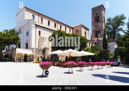 Niedrigen Winkel-Blick auf den Dom in der Piazza del Vescovado Ravello, Kampanien, Italien Stockfoto