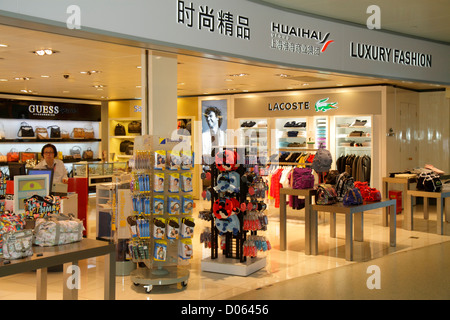 Shanghai China, Chinese Changning District, Hongqiao Airport, Terminal 2, SHA, Gate, Mandarin, hanzi, Zeichen, Symbole, englische Sprache, zweisprachig, Einkaufsmöglichkeiten Stockfoto