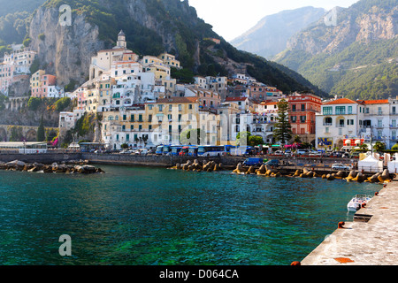 Blick von der Hafen Pier, Kampanien, Italien Amalfi Stadt Stockfoto