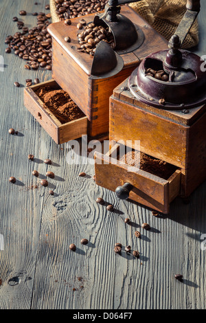 Kaffeezubereitung von Vintage-Schleifmaschinen Stockfoto