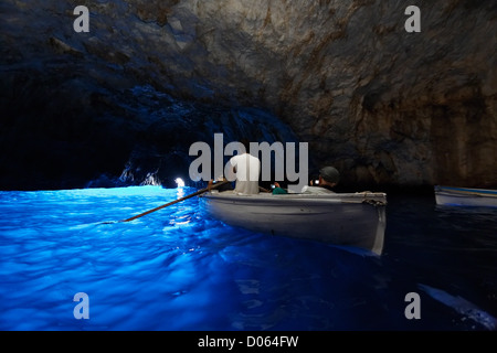 Tourist in ein kleines Ruderboot erkunden die Blaue Grotte, Anacapri, Kampanien, Italien Stockfoto