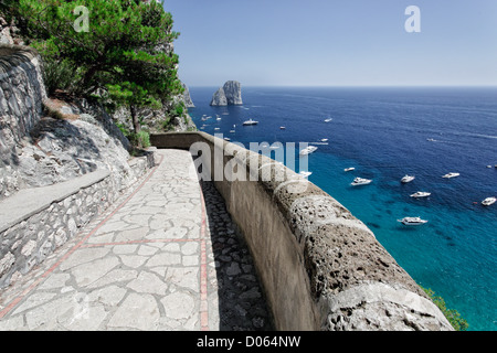 Wanderweg auf einem felsigen Ufer, Via Krupp, Capri, Kampanien, Italien Stockfoto