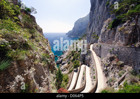High Angle View of einen Fußweg mit einer zerklüfteten Küste, Via Krupp, Capri, Kampanien, Italien Stockfoto