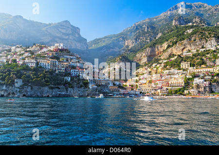 Küsten Blick auf Positano aus dem Meer, Amalfiküste, Kampanien, Italien Stockfoto