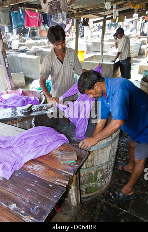 Geldwäscher bei der Arbeit in der offenen Luft Wäsche Dhobi Ghat in Mumbai, Indien Stockfoto