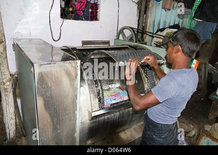 Wäscher bei der Arbeit in der offenen Luft Wäsche Dhobi Ghat in Mumbai, Indien Stockfoto