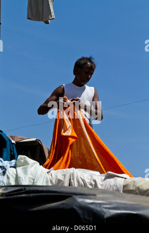 Wäscher bei der Arbeit in der offenen Luft Wäsche Dhobi Ghat in Mumbai, Indien Stockfoto