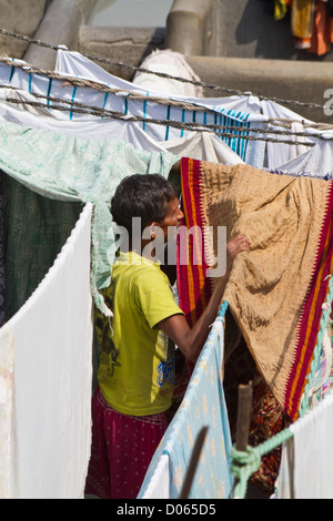 Wäscher bei der Arbeit in der offenen Luft Wäsche Dhobi Ghat in Mumbai, Indien Stockfoto