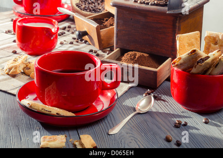 Frisch gebrühter Kaffee serviert in einer roten Tasse Stockfoto