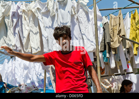 Wäscher bei der Arbeit in der offenen Luft Wäsche Dhobi Ghat in Mumbai, Indien Stockfoto