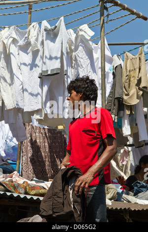 Wäscher bei der Arbeit in der offenen Luft Wäsche Dhobi Ghat in Mumbai, Indien Stockfoto