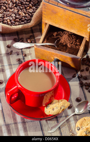 Frisch gebrühter Kaffee zum Frühstück mit einem Keks serviert. Stockfoto