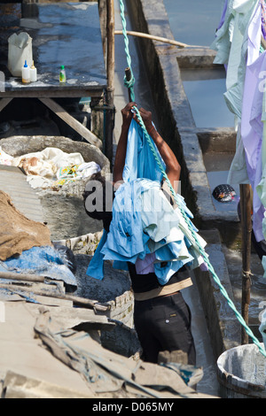 Wäscher bei der Arbeit in der offenen Luft Wäsche Dhobi Ghat in Mumbai, Indien Stockfoto