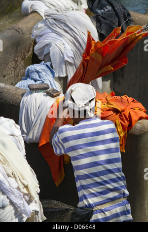 Wäscher bei der Arbeit an der frischen Luft Wäsche Dhobi Ghat in Mumbai, Indien Stockfoto