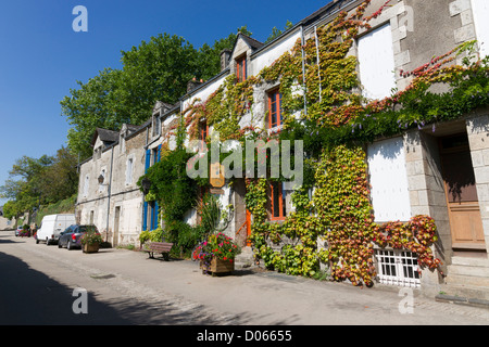 Hoch über dem Fluss Arz wurde Rochefort En Terre eines der schönsten Dörfer Frankreichs gewählt. Stockfoto