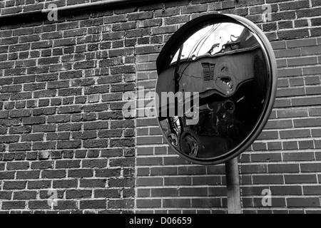 Weitwinkel Sicherheit Spiegel außerhalb der Garage Stockfotografie - Alamy