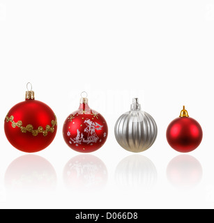 Sammlung von vier Weihnachtskugeln auf weißem Hintergrund Stockfoto
