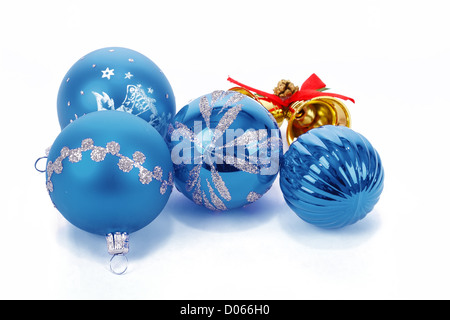 Blaue Weihnachtskugeln und goldenen Glöckchen auf weiß Stockfoto