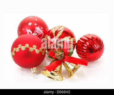 Rote Weihnachtskugeln und goldenen Glöckchen auf weiß Stockfoto