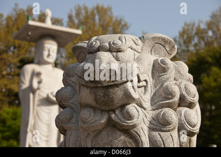 Marmor Löwe mit Buddha Stockfoto