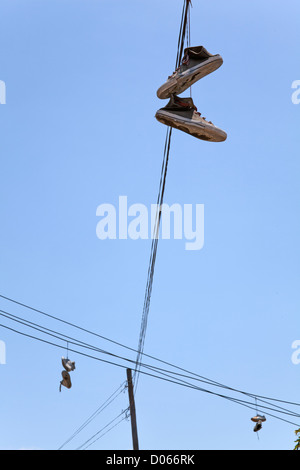 Schuhe hängen aus Drähten, Dar Es Salaam, Tansania. Stockfoto