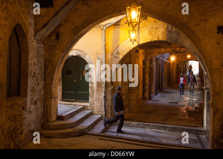 RUE OBSCURE VILLEFRANCHE-SUR-MER ALPES-MARITIMES (06) FRANKREICH Stockfoto