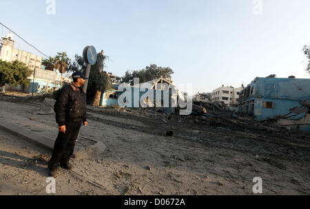 19. November 2012 - Gaza-Stadt, Gazastreifen, Palästina - Umfragen ein palästinensische Polizisten die Reste des zerstörten Polizeistation nach israelischen Luftangriff in al-Shijaia im Osten von Gaza-Stadt am 19. November 2012. Die Zahl der palästinensischen zivilen Todesopfer montiert Montag, als israelische Kampfflugzeuge dicht besiedelte Gebiete im Gaza-Streifen in seiner Kampagne schlug, militante Raketenbeschuss bedrohlich fast die Hälfte der israelischen Bevölkerung zu unterdrücken (Credit-Bild: © Majdi Fathi/APA Images/ZUMAPRESS.com) Stockfoto