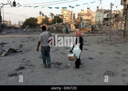 19. November 2012 - Gaza-Stadt, Gazastreifen, Palästina - Palästinenser Umfrage die Reste des zerstörten Polizeistation nach israelischen Luftangriff in al-Shijaia im Osten von Gaza-Stadt am 19. November 2012. Die Zahl der palästinensischen zivilen Todesopfer montiert Montag, als israelische Kampfflugzeuge dicht besiedelte Gebiete im Gaza-Streifen in seiner Kampagne schlug, militante Raketenbeschuss bedrohlich fast die Hälfte der israelischen Bevölkerung zu unterdrücken (Credit-Bild: © Majdi Fathi/APA Images/ZUMAPRESS.com) Stockfoto