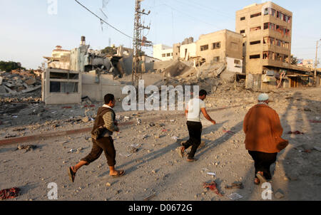 19. November 2012 - Gaza-Stadt, Gazastreifen, Palästina - Palästinenser Umfrage die Reste des zerstörten Polizeistation nach israelischen Luftangriff in al-Shijaia im Osten von Gaza-Stadt am 19. November 2012. Die Zahl der palästinensischen zivilen Todesopfer montiert Montag, als israelische Kampfflugzeuge dicht besiedelte Gebiete im Gaza-Streifen in seiner Kampagne schlug, militante Raketenbeschuss bedrohlich fast die Hälfte der israelischen Bevölkerung zu unterdrücken (Credit-Bild: © Majdi Fathi/APA Images/ZUMAPRESS.com) Stockfoto