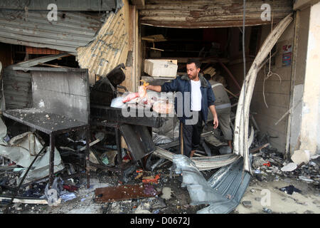 19. November 2012 - Gaza-Stadt, Gazastreifen, Palästina - Umfragen ein palästinensische Polizisten die Reste des zerstörten Polizeistation nach israelischen Luftangriff in al-Shijaia im Osten von Gaza-Stadt am 19. November 2012. Die Zahl der palästinensischen zivilen Todesopfer montiert Montag, als israelische Kampfflugzeuge dicht besiedelte Gebiete im Gaza-Streifen in seiner Kampagne schlug, militante Raketenbeschuss bedrohlich fast die Hälfte der israelischen Bevölkerung zu unterdrücken (Credit-Bild: © Majdi Fathi/APA Images/ZUMAPRESS.com) Stockfoto