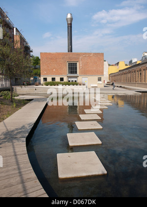 Trittsteine über einen Teich in Kvaenerbyen Oslo Norwegen, eine n Bereich aus der Industrie zu Wohnungen verwandelt werden Stockfoto