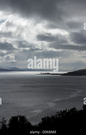 Dramatische Himmel und Sonne über Sound of Sleat mit Isle Ornsay Leuchtturm in Ferne, Schottland, Großbritannien Stockfoto