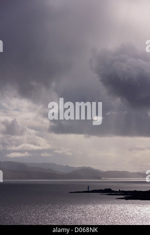 Dramatische Himmel und Sonne über Sound of Sleat mit Isle Ornsay Leuchtturm in Ferne, Schottland, Großbritannien Stockfoto