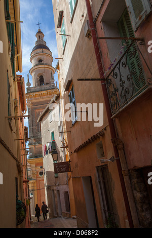 GASSE IN DER ALTSTADT FÜHRT ZU SAINT-MICHEL ARCHANGE BASILIKA MENTON ALPES-MARITIMES (06) FRANKREICH Stockfoto