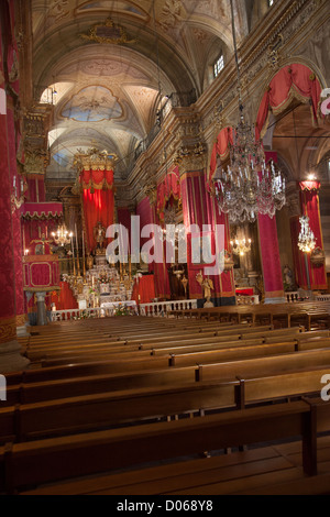 INNENRAUM DER BASILIKA SAINT-MICHEL ARCHANGE MIT SEINEN ROTEN WAND HANGINGS MENTON ALPES-MARITIMES (06) FRANKREICH Stockfoto