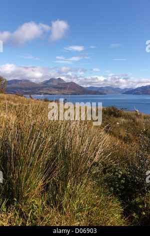 Loch Hourn und Beinn Sgritheall in den schottischen Highlands, gesehen von der Isle Of Skye über den Sound of Sleat, Scotland, UK Stockfoto