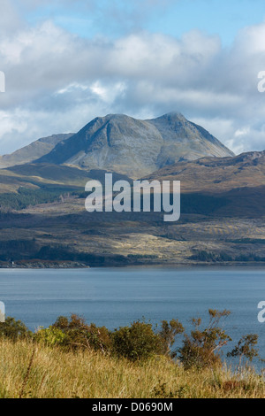 Der Berg Beinn Sgritheall in den schottischen Highlands, gesehen von der Isle Of Skye über den Sound of Sleat, Scotland, UK Stockfoto