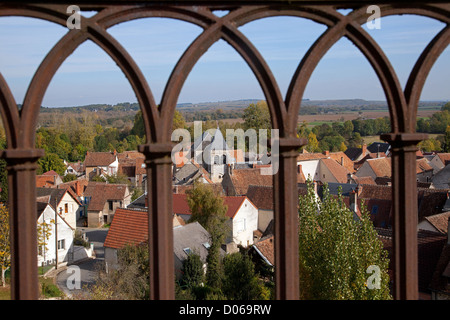 PANORAMA DES DORFES AUS FRANZÖSISCHEN MENETREOL-SOUS-SANCERRE VIADUKT SANCERRE CHER (18) Stockfoto